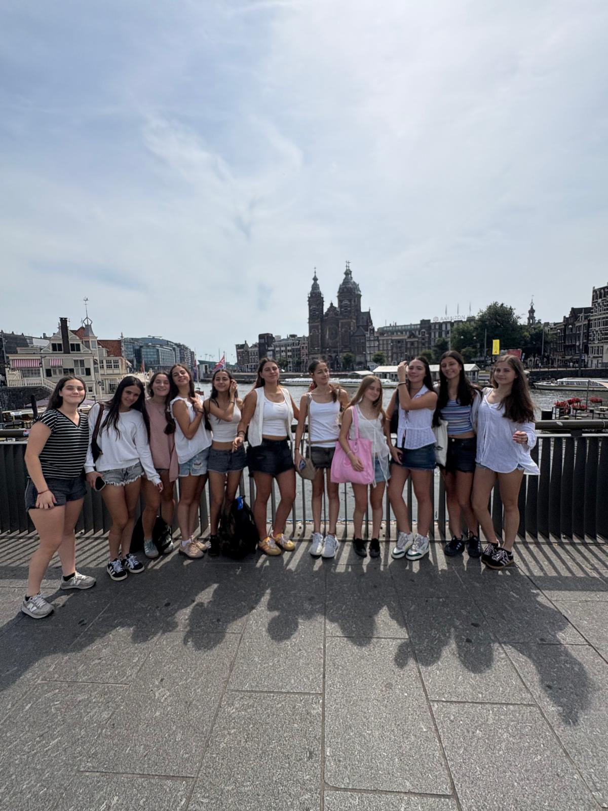 Grupo en un canal de Ámsterdam