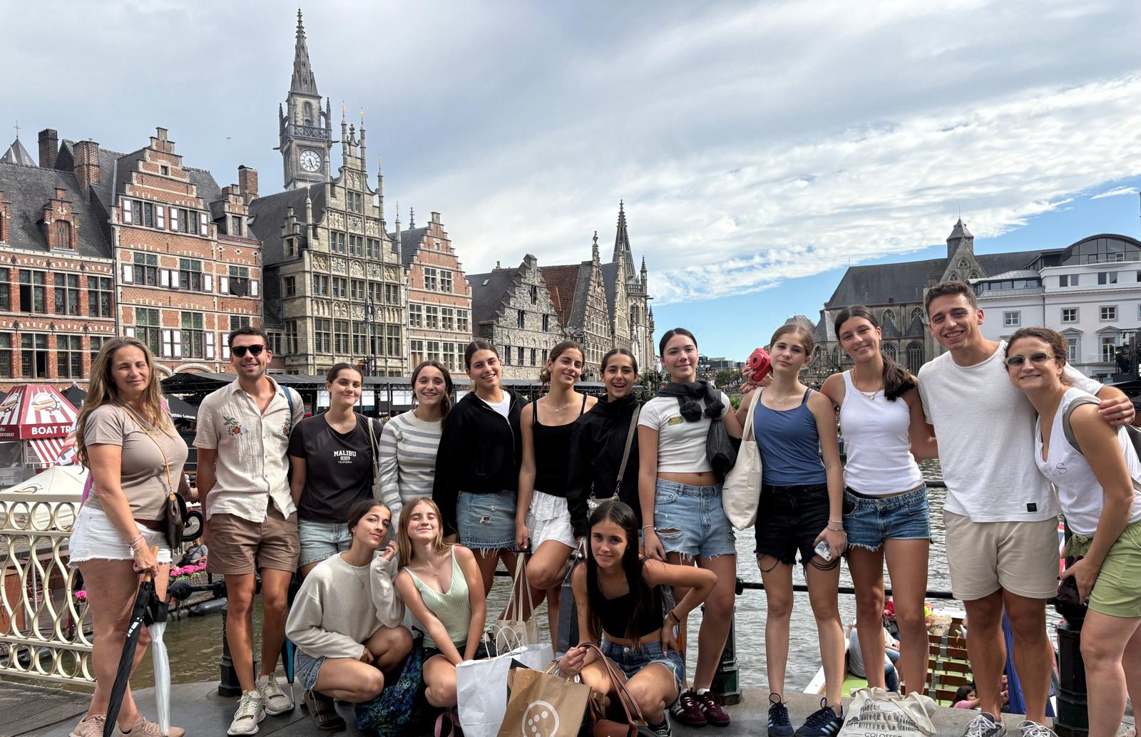 Grupo posando en el centro de Gante